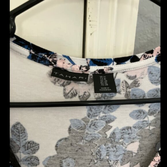 ❤️3/$12 Tahari brand size 1X Floral Pattern T-shirt - Picture 3 of 4
